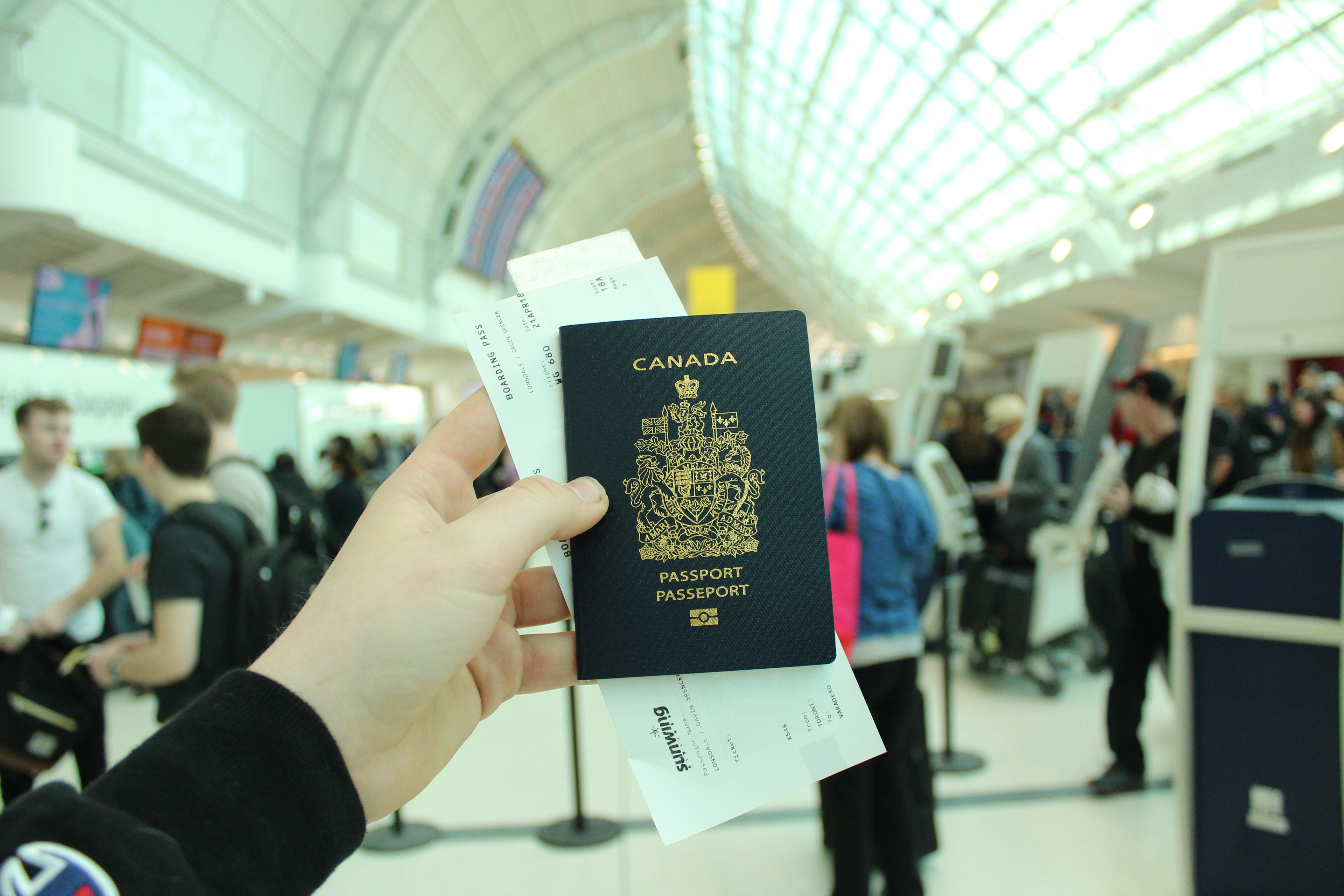 Required documents for a China tourist visa: passport, application form, photo, flight and hotel reservations, day-by-day itinerary.