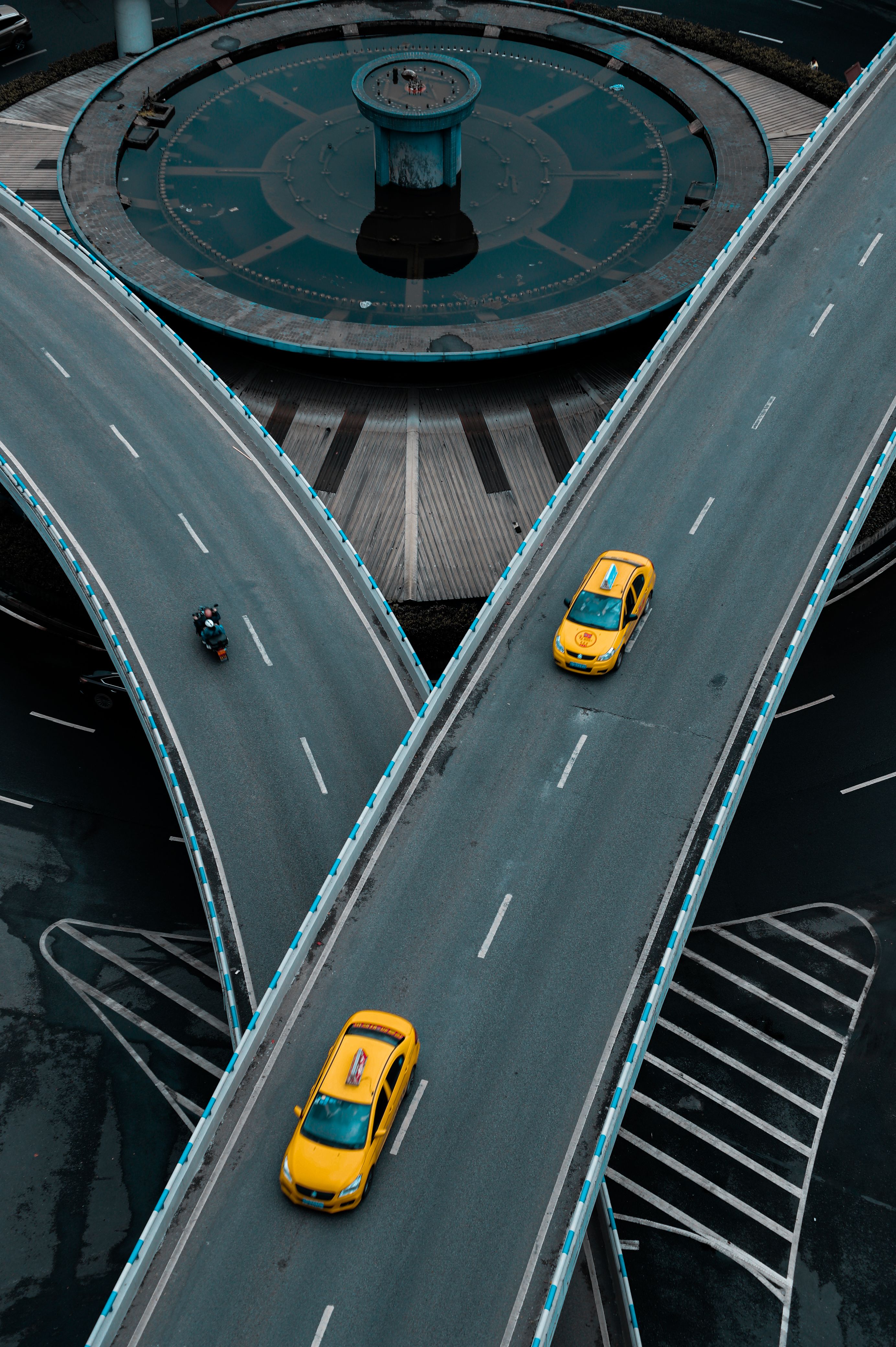 Using the DiDi ride-hailing app in a Chinese city — the safest way to get around at night, with traceable trips and fixed pricing.